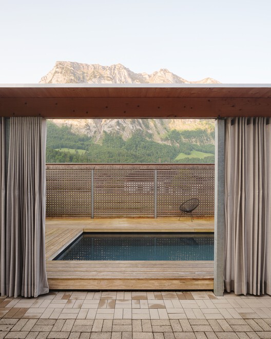 Дом с бассейном / Simon Moosbrugger Architekt - Экстерьерная фотография, окна, двери, забор, фасад