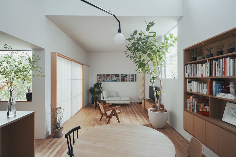 Дом в Минами-мати / Jun Yamaguchi Architects — фотография интерьера, стол, стеллажи, стул, окна