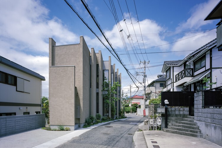 Дом в Окамото / FujiwaraMuro Architects - Экстерьерная фотография, окна, фасад