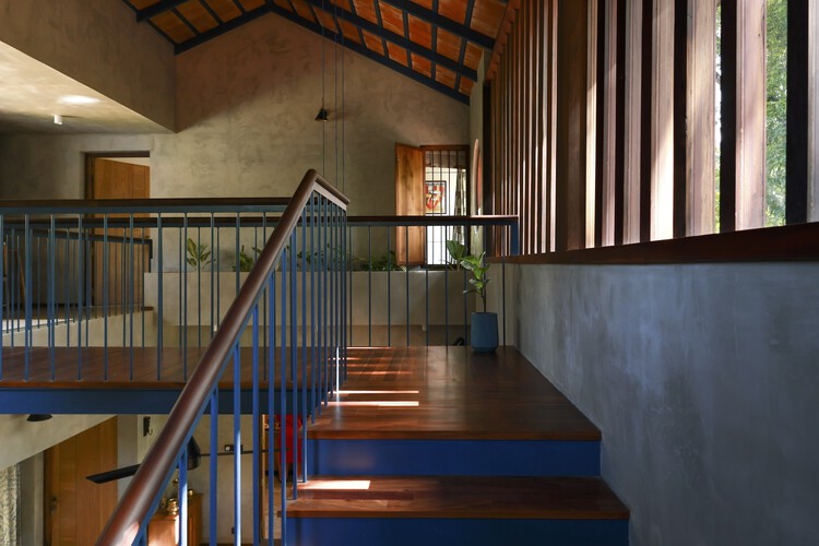 Дом Ваби-Саби / Aslam Sham Architects - Фотография интерьера, лестница, дерево, перила