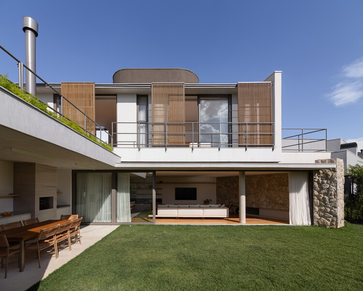 Дом Вертиче / Nommo Arquitetos - Фотография экстерьера, окна, фасад