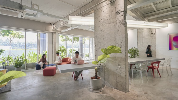 Гибридный офис Inspire Hub / DQV Architects — Фотография интерьера, стол