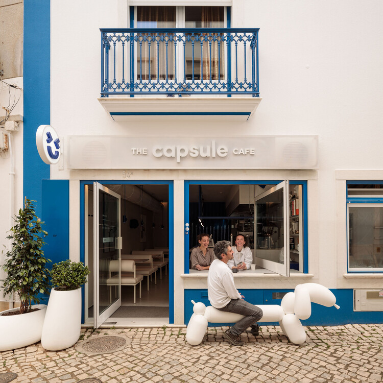 The Capsule Cafe / Atelier Réalité - Фотография интерьера, окна, фасад, стул