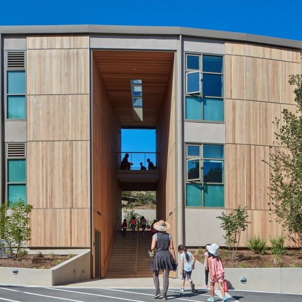Leddy Maytum Stacy Architects создает школу с низким энергопотреблением в Калифорнии