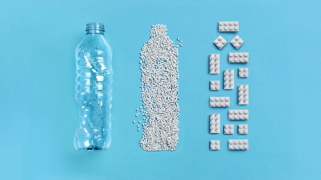 LEGO отказывается от планов делать кирпичи из переработанных пластиковых бутылок