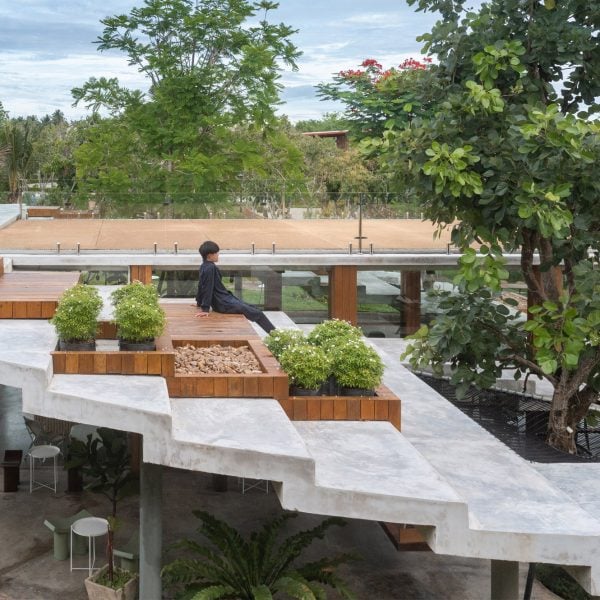 Looklen Architects превратила стеклянное кафе в ступенчатый круглый ландшафт