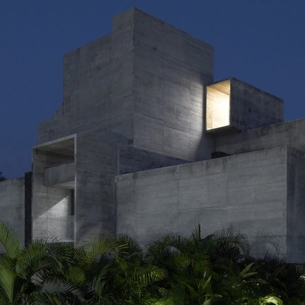 Matharoo Associates окружает бетонный дом вокруг светлой лестничной клетки