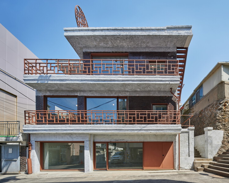 Многофункциональное здание с тупиком / LJL Architects — фотография экстерьера, фасад, перила