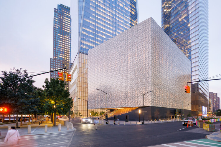 Центр исполнительских искусств Перельмана, облицованный полупрозрачными мраморными плитами, открывается в районе Ground Zero в Нью-Йорке — изображение 1 из 20