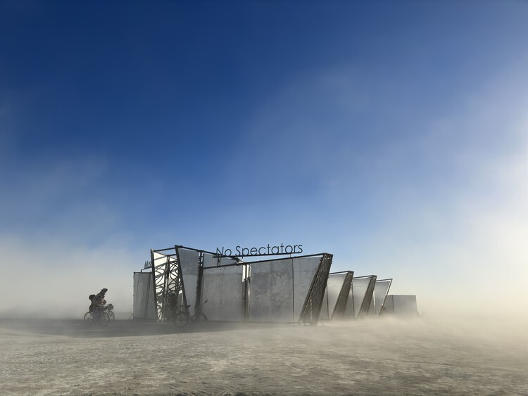 Первый взгляд на Burning Man 2023: участники фестиваля изолированы после сильного дождя в пустыне Блэк-Рок в Неваде — изображение 1 из 3