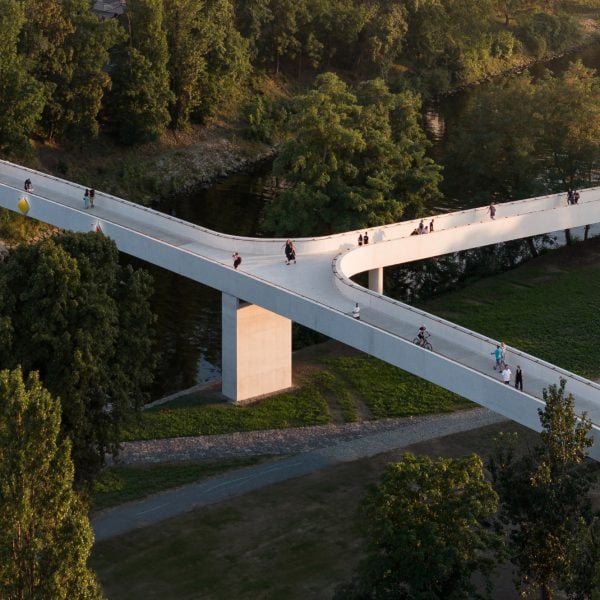 Штваницкий пешеходный мост в Праге спроектирован как «скульптура в городе».