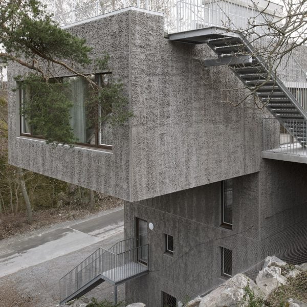 Спридд строит Т-образный дом, построенный на склоне холма в Стокгольме