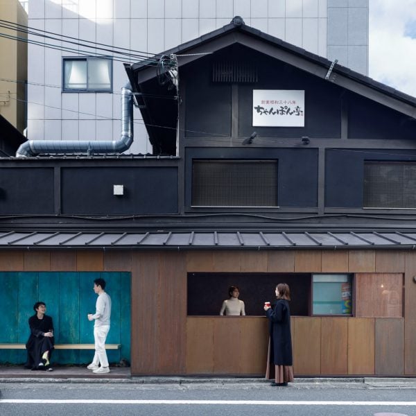 Студия G Architects использует синюю окисленную медь для облицовки кофейной подставки Kyoto.
