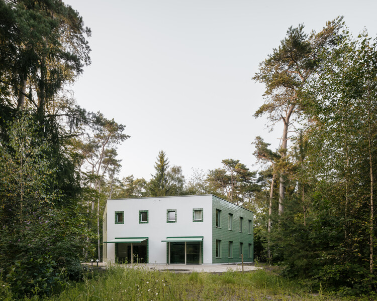 Вилла Камелеон / FELT архитектура и дизайн - Фотография экстерьера, окна, лес