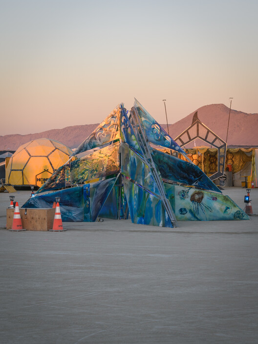 Живой вязаный павильон и храм сердца: 10 инсталляций и павильонов на фестивале Burning Man 2023 — изображение 46 из 46