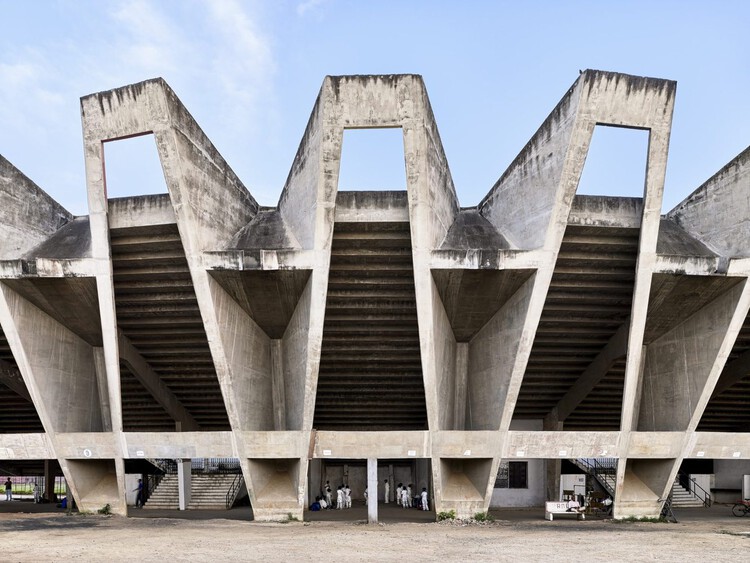 Знаменитый стадион имени Сардара Валлабхбая Пателя в Ахмедабаде, спроектированный Чарльзом Корреа, подлежит сносу — изображение 1 из 5