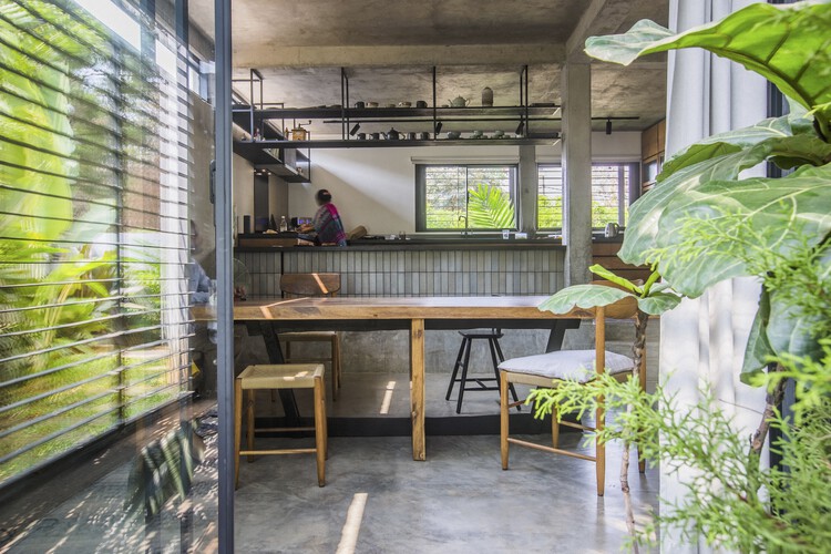 Anna + Mallesh Residence / Juiceshop Collective - Фотография интерьера, кухня, стол, окна