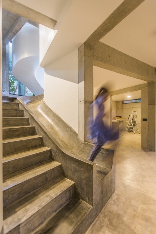 Anna + Mallesh Residence / Juiceshop Collective - Фотография интерьера, лестница, перила