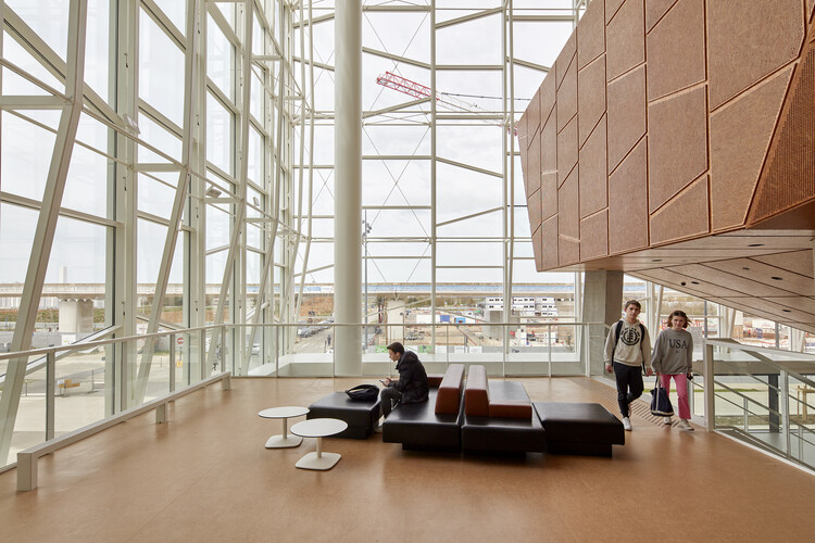 Центр биологии, фармации и химии Университета Париж-Сакле / Bernard Tschumi Architects + Groupe-6 Architects - Фотография интерьера, гостиная