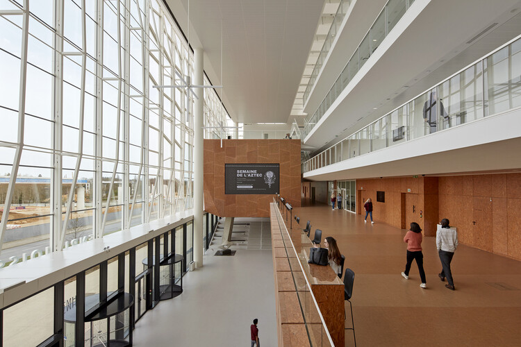 Центр биологии, фармации и химии Университета Париж-Сакле / Bernard Tschumi Architects + Groupe-6 Architects - Фотография интерьера, лестница