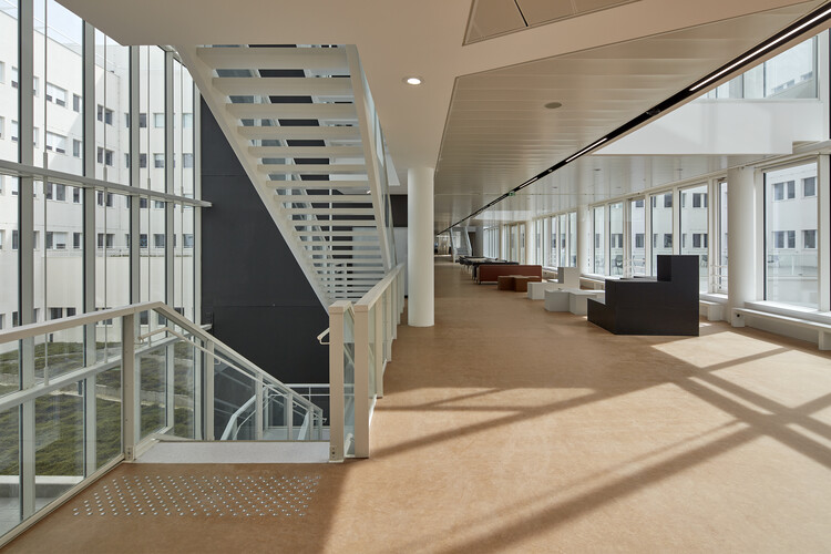 Центр биологии, фармации и химии Университета Париж-Сакле / Bernard Tschumi Architects + Groupe-6 Architects - Фотография интерьера, лестница, фасад, окна, перила