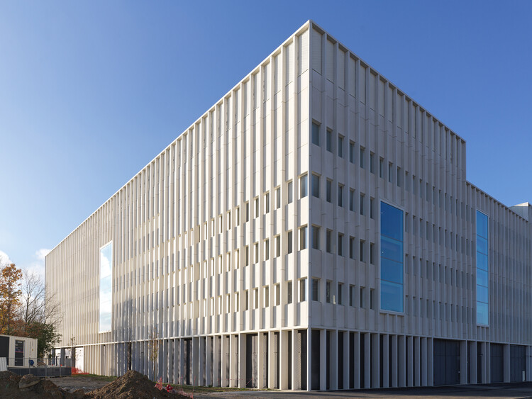 Центр биологии, фармации и химии Университета Париж-Сакле / Bernard Tschumi Architects + Groupe-6 Architects - Экстерьерная фотография, фасад, окна