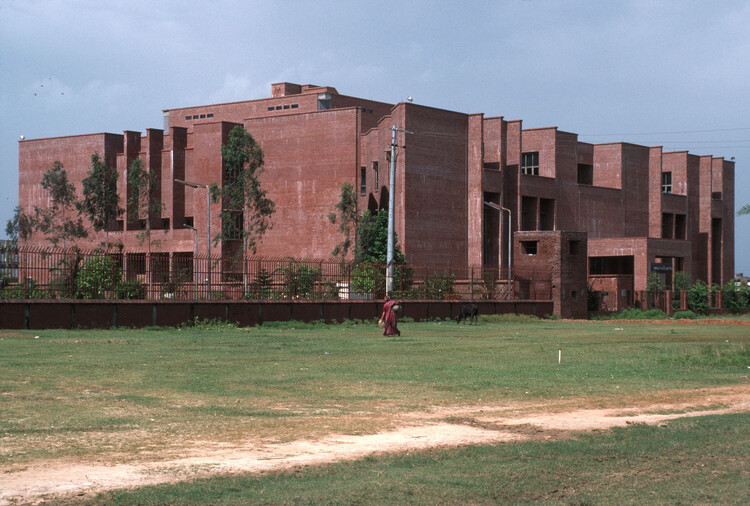 Региональный модернизм в Бангладеш: архитектура Мужарул Ислама — изображение 3 из 6