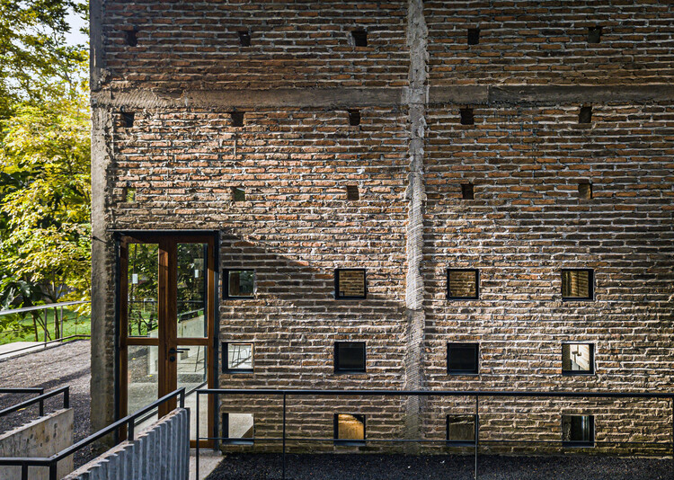 Kaomai Tea Barn / PAVA Architects - Фотография экстерьера, Кирпич, Окна, Фасад, Арка