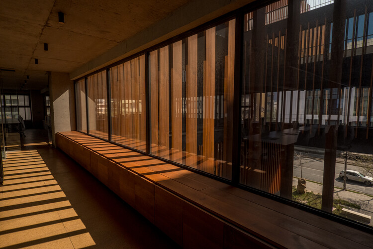 Здание Гибралтара / COMUN - Фотография интерьера, окна