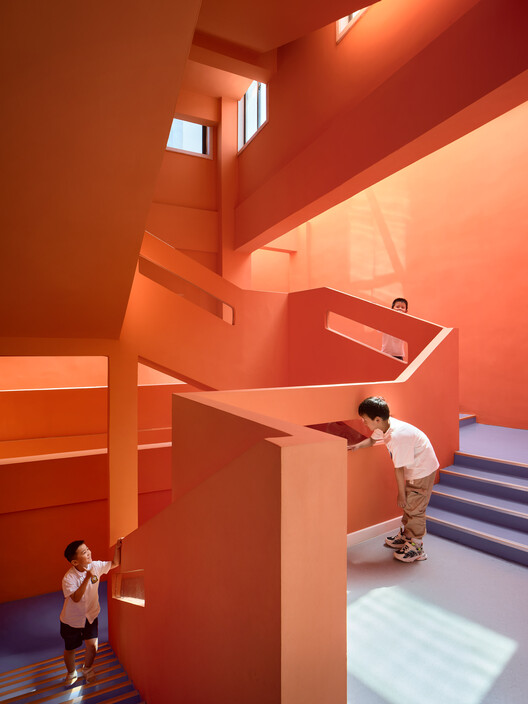 Школа пони / Лаборатория дизайна L&M — Фотография интерьера, лестница