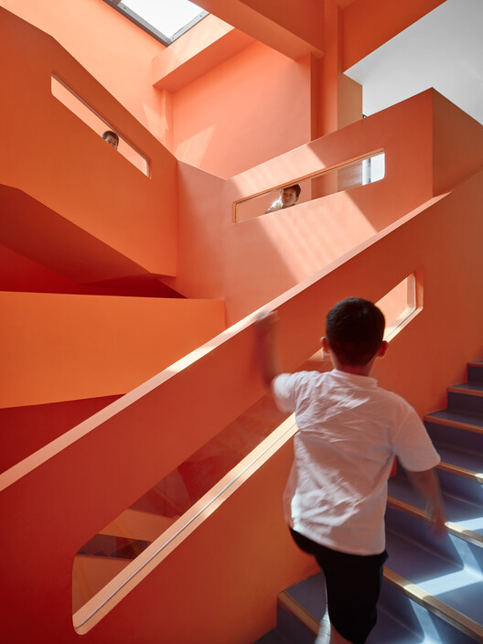 Школа Пони / Лаборатория дизайна L&M — Фотография интерьера, лестницы, перила