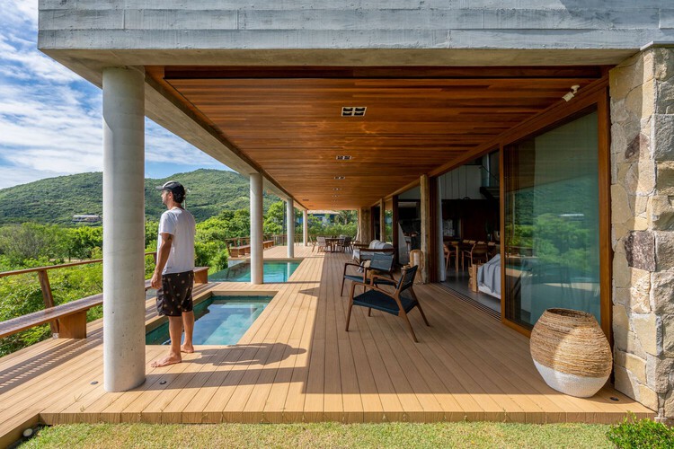 15 бразильских резиденций с деревянными террасами — изображение 2 из 16