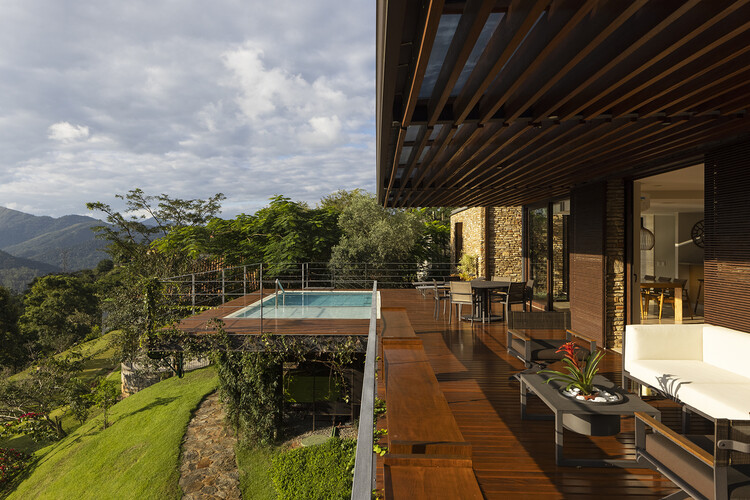15 бразильских резиденций с деревянными террасами — изображение 10 из 16
