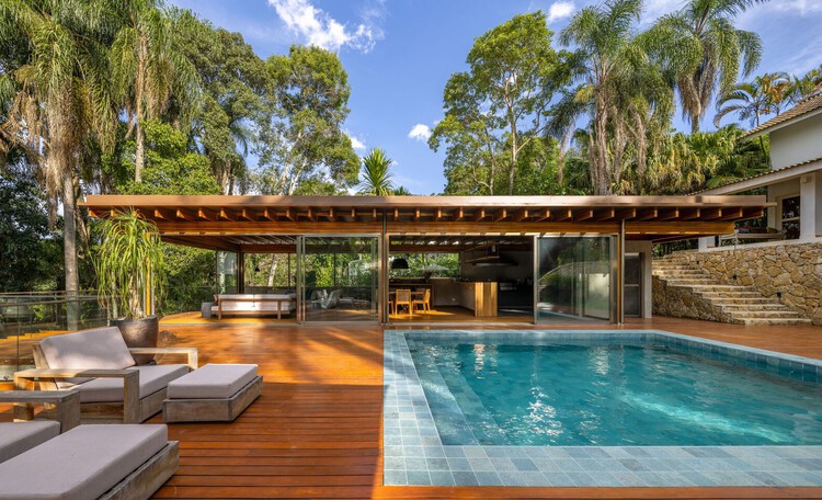 15 бразильских резиденций с деревянными террасами — изображение 14 из 16