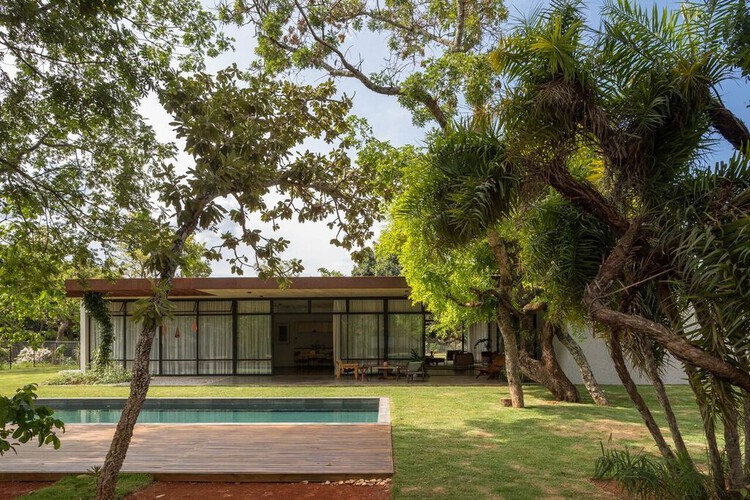 15 бразильских резиденций с деревянными террасами — изображение 12 из 16