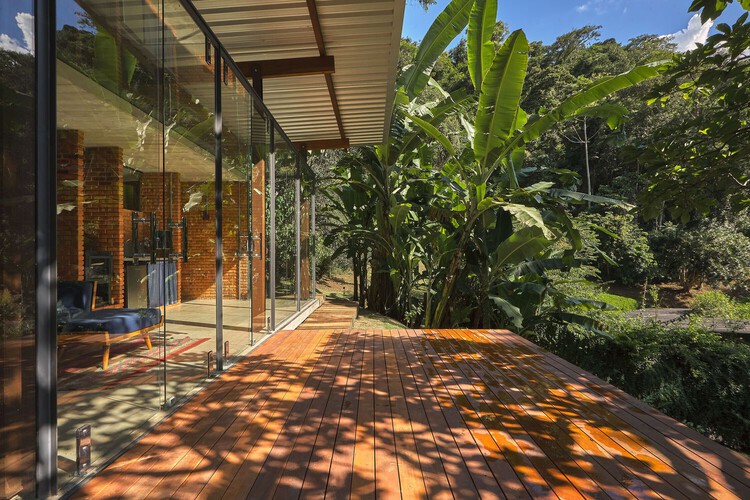 15 бразильских резиденций с деревянными террасами — изображение 11 из 16
