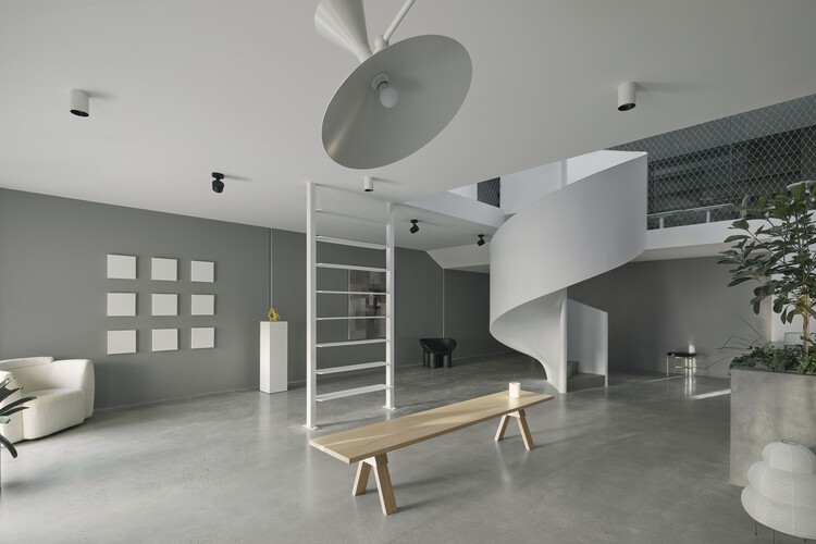 Tasman Gallery / Benn + Penna Architecture - Фотография интерьера, стол, скамейка