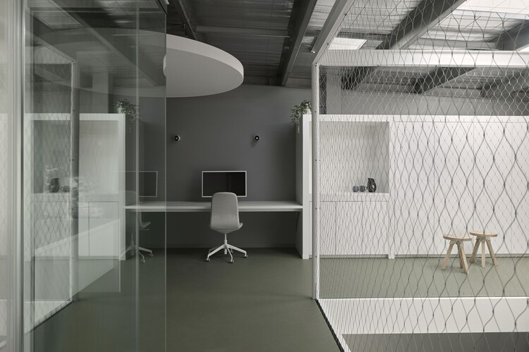 Галерея Tasman / Benn + Penna Architecture - Фотография интерьера, ванная комната, стул, окна