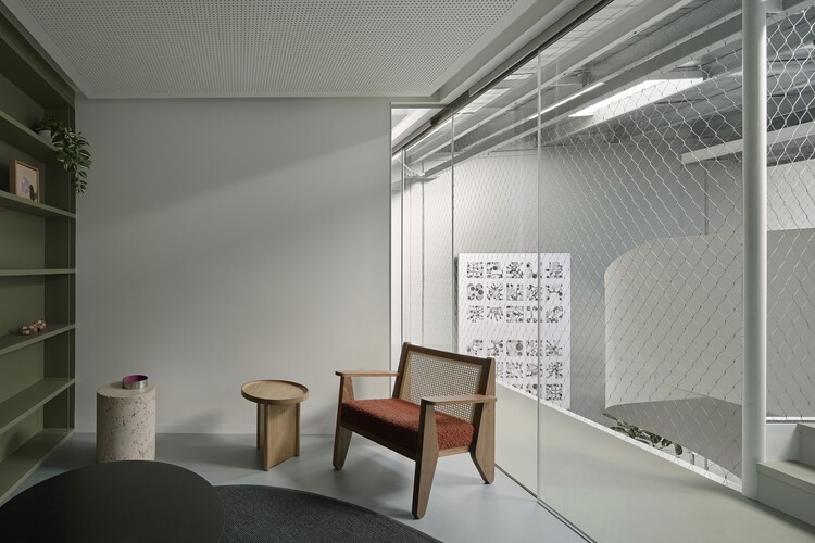 Галерея Tasman / Benn + Penna Architecture - Фотография интерьера, стеллажи, стул