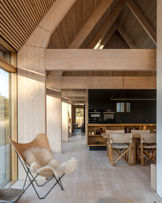 Skagen Klitgård House / PAX Architects — Фотография интерьера, кухня, стул, балка, окна