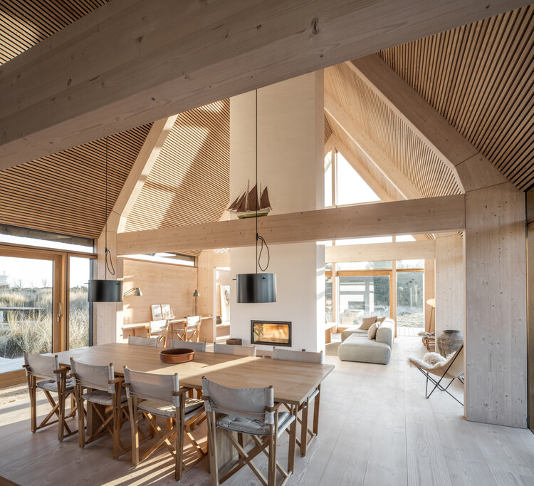 Skagen Klitgård House / PAX Architects - Фотография интерьера, стол, стул, балка, окна