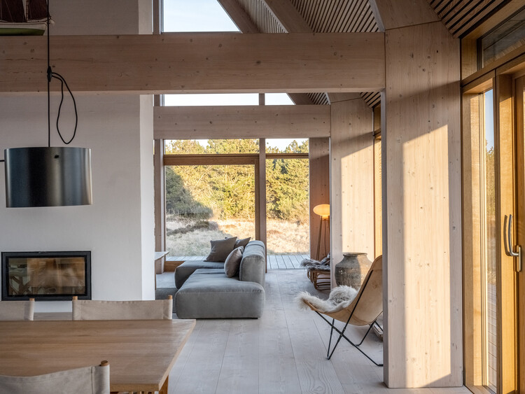 Skagen Klitgård House / PAX Architects — Фотография интерьера, гостиная, балка