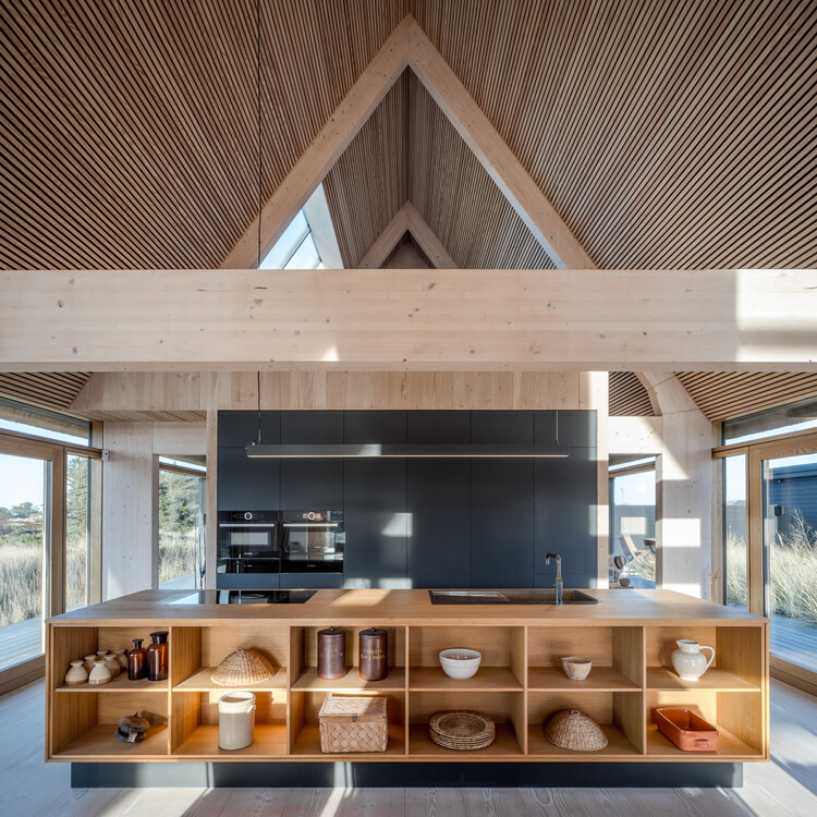 Skagen Klitgård House / PAX Architects — Фотография интерьера, кухня, балка, столешница