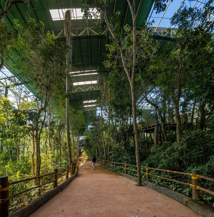 Иммерсивный виварий в биопарке Animália / AM2 ARQUITETURA - фотография экстерьера, забор, лес, сад