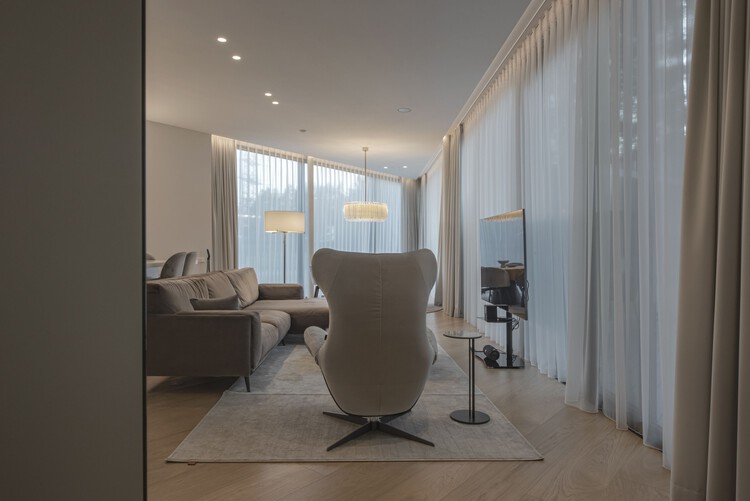 Дом в Вильнюсе / Архитектурное бюро G.Natkevicius & Partners - Фотография интерьера, гостиная, стул