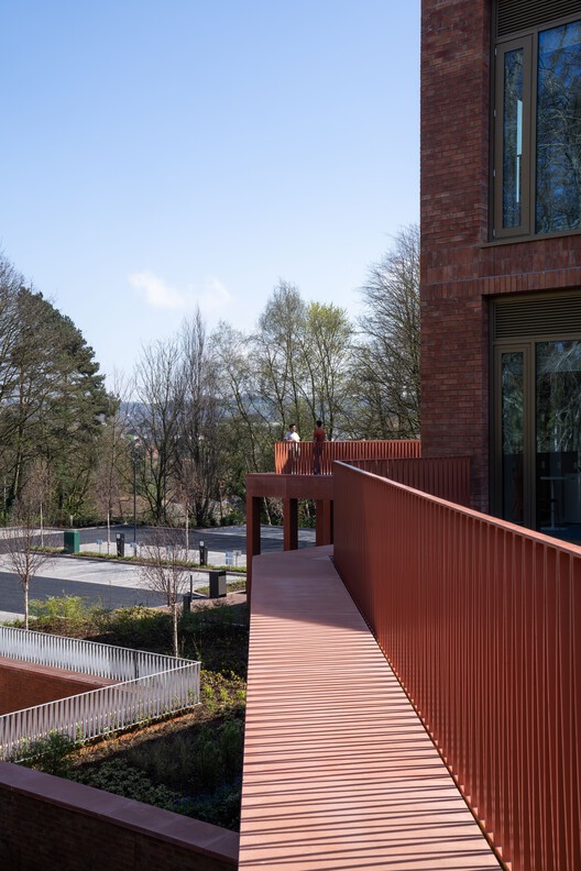 Королевская бизнес-школа / TODD Architects — фотография экстерьера, окна, терраса, перила