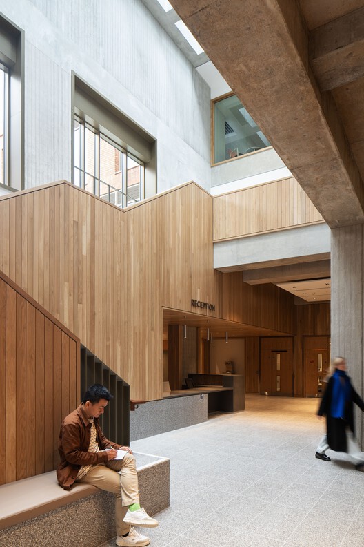 Королевская бизнес-школа / TODD Architects — фотография интерьера, лестницы, окна, фасад, перила