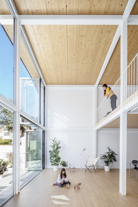 GA House / Narch Arquitectes - Фотография интерьера, окна, балка, фасад, перила