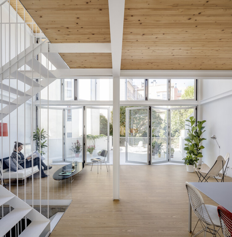 GA House / Narch Arquitectes - Фотография интерьера, стол, окна, стул, балка