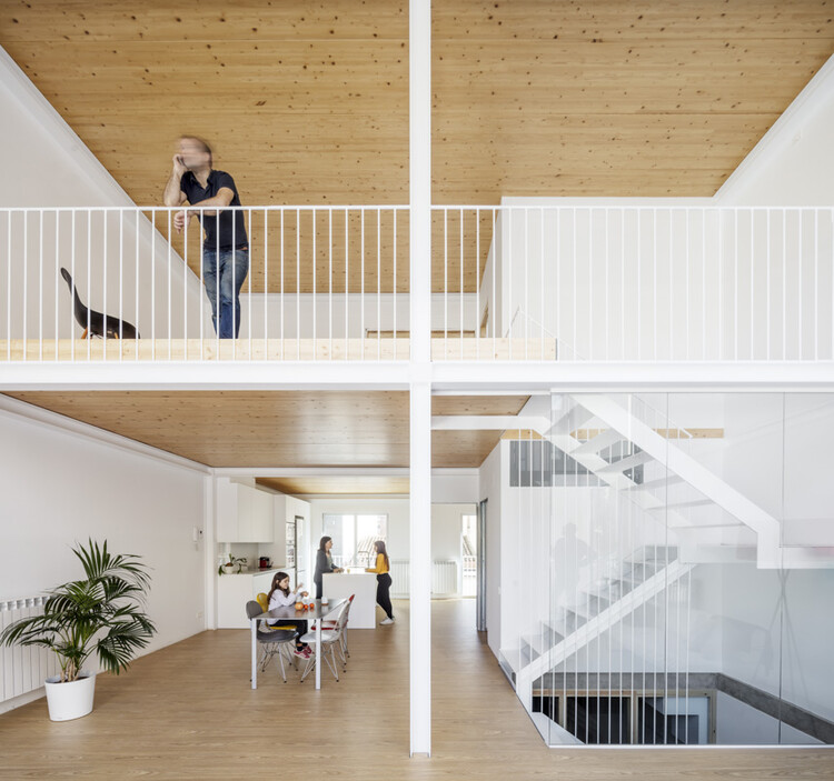 GA House / Narch Arquitectes - Фотография интерьера, лестница, фасад, перила, окна